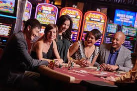 Tampilan fitur aplikasi biganslot yang menunjukan berbagai kategori permainan sports dan casino di dalamnya